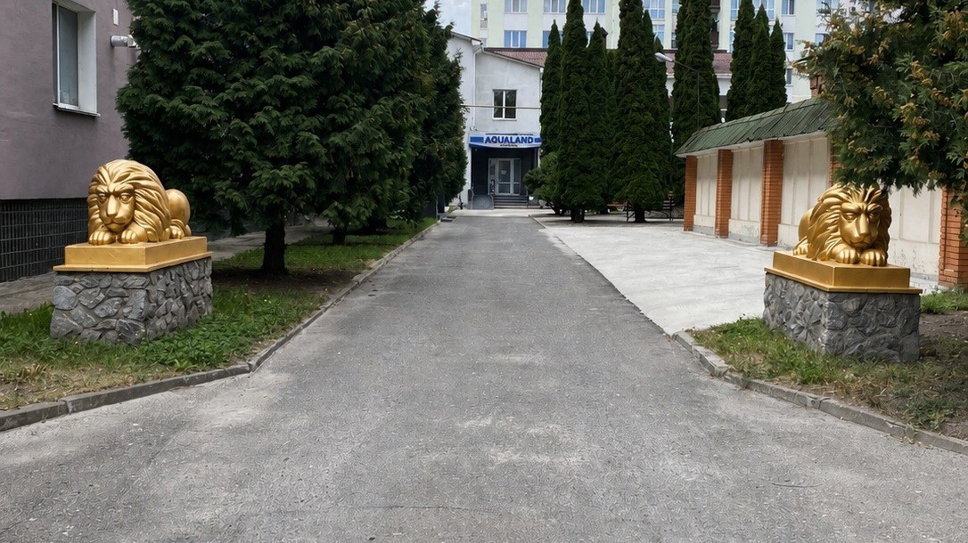Двір готелю