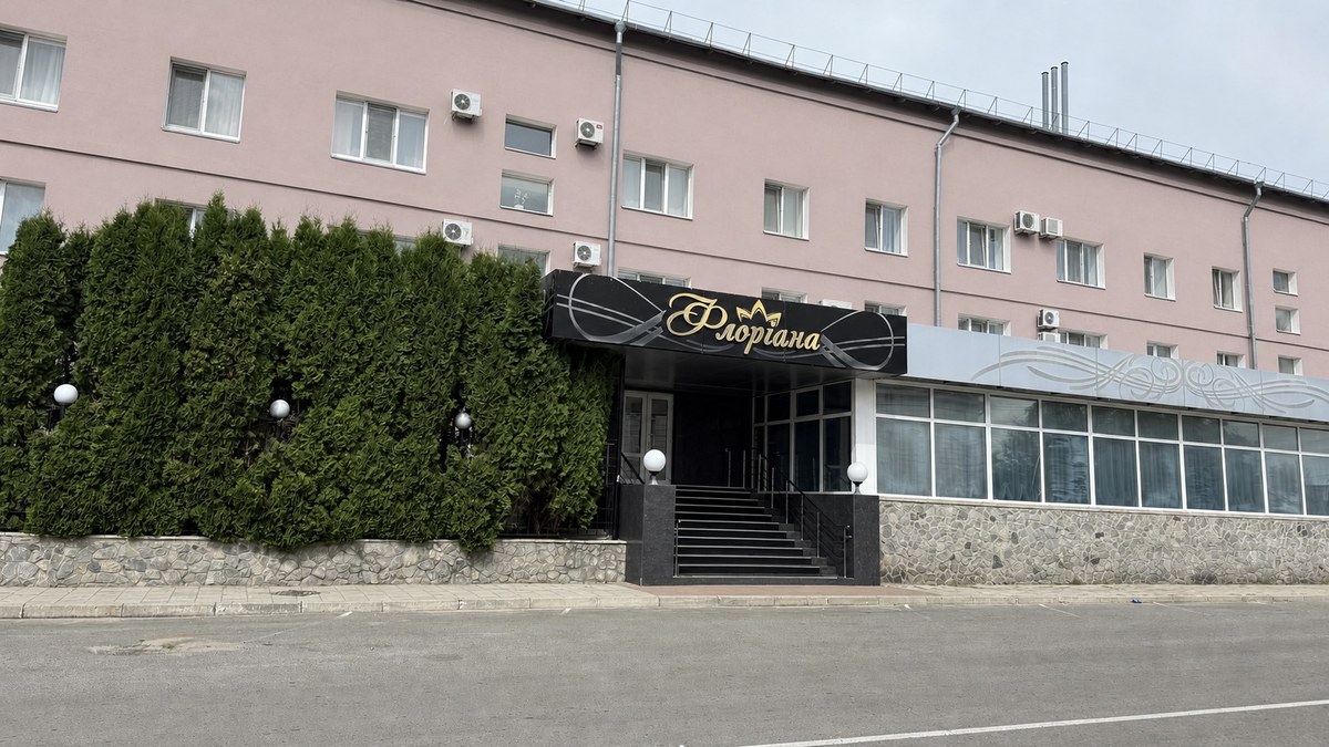 Вхід до кафе-бару з вулиці Коржівської
