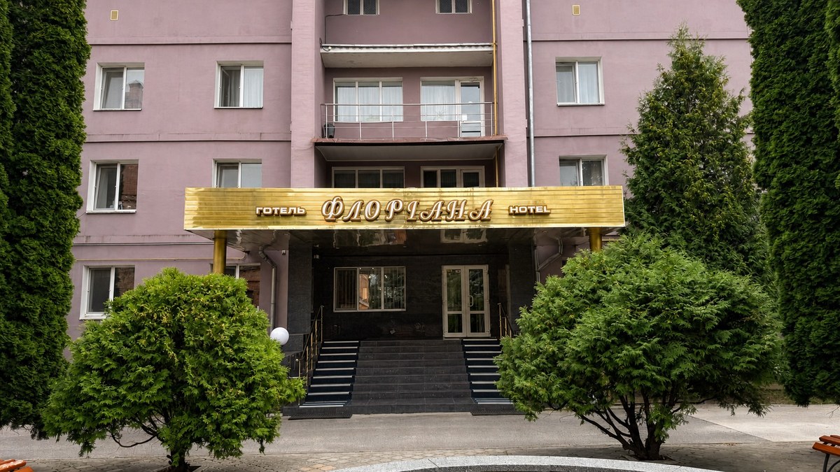 Вхід до готелю «Флоріана»